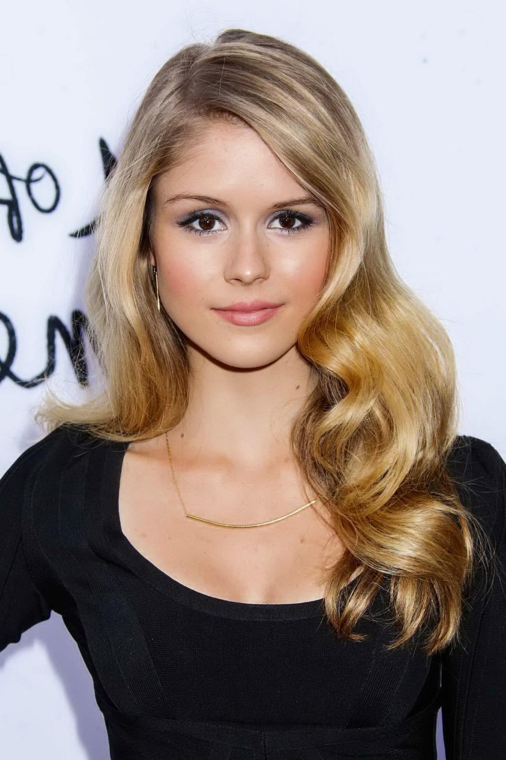 16P Erin Moriarty shows big cleavage wearing sexy black mini dress at The Kings of S