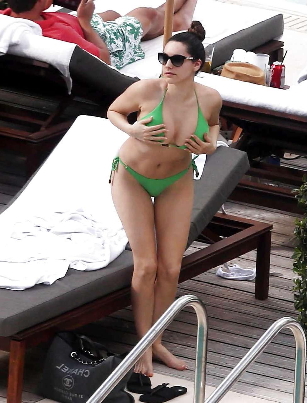 16P Kelly Brook exposing sexy body and nipples slip in bikini