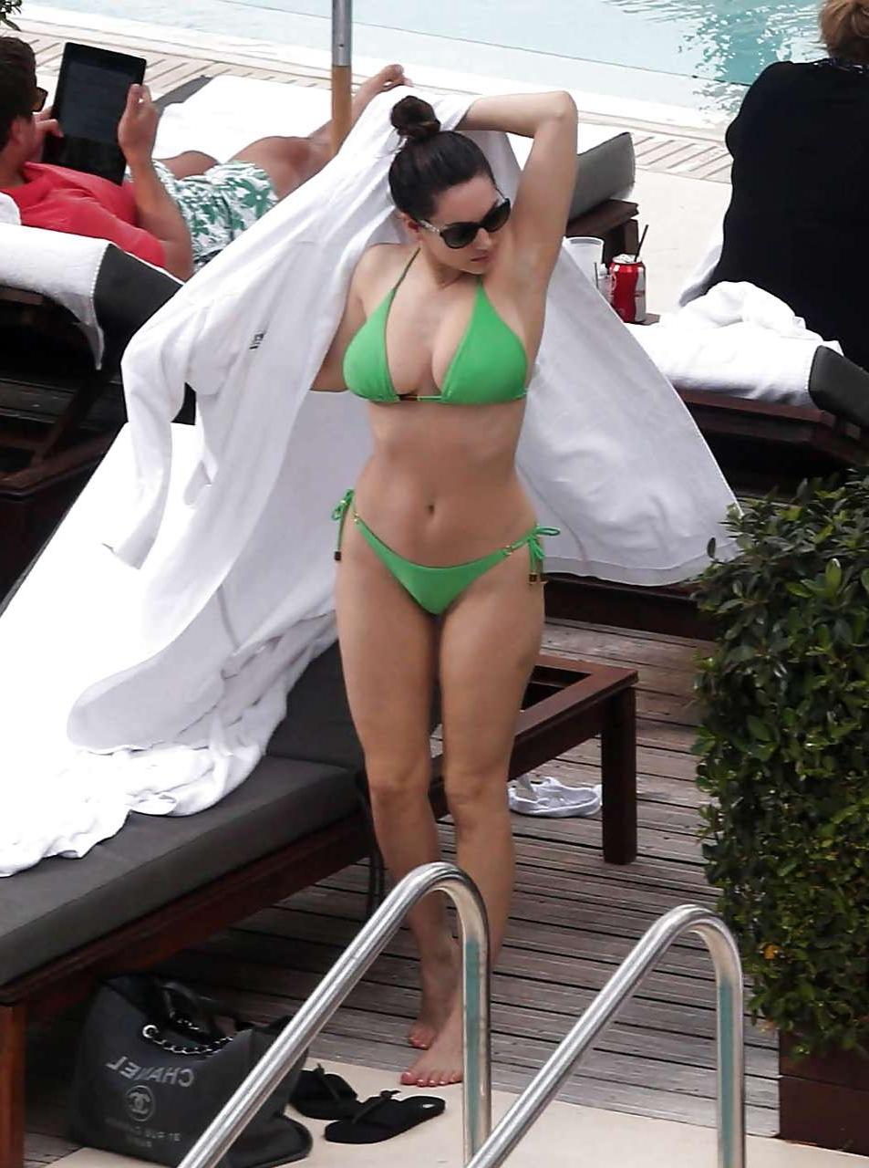 16P Kelly Brook exposing sexy body and nipples slip in bikini