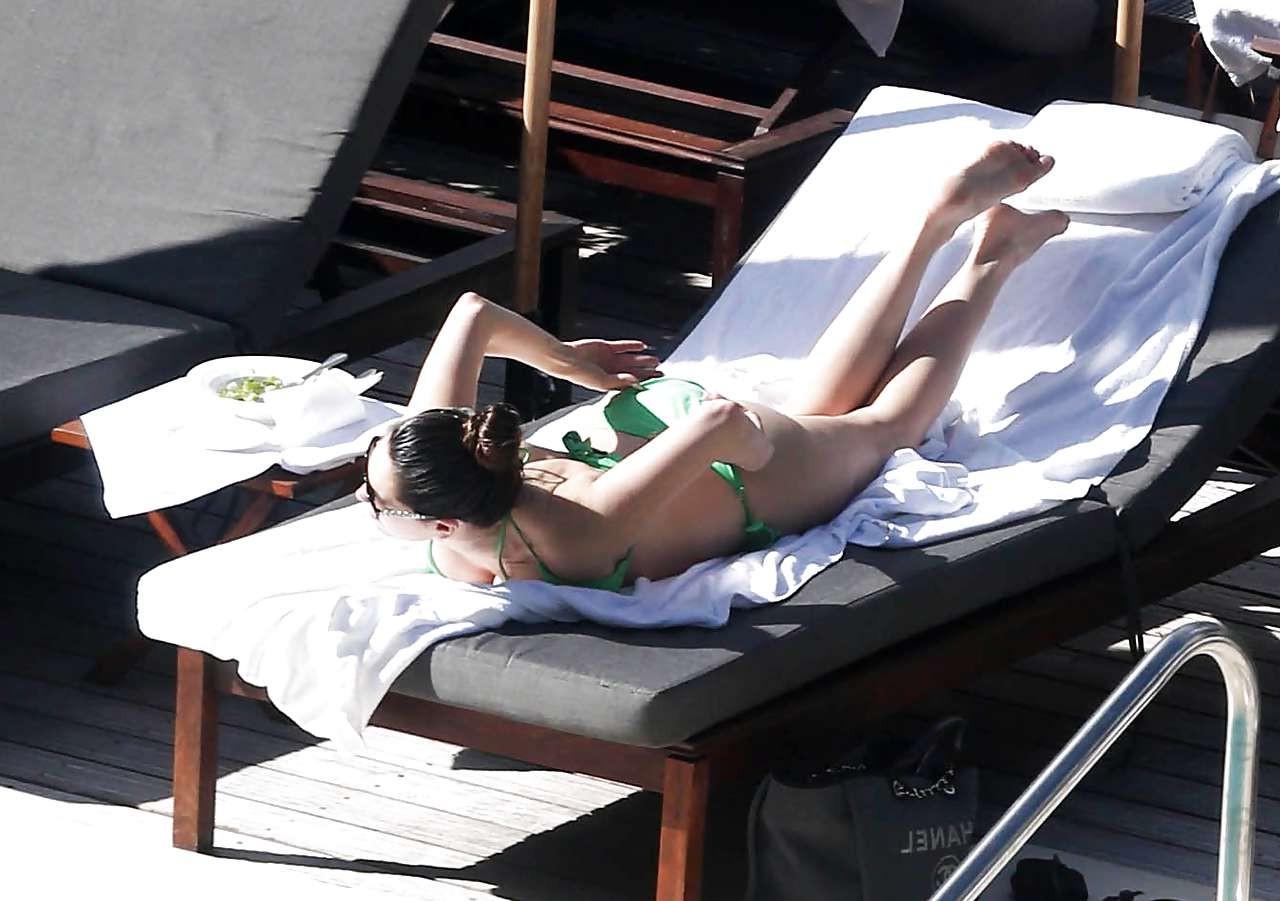 16P Kelly Brook exposing sexy body and nipples slip in bikini