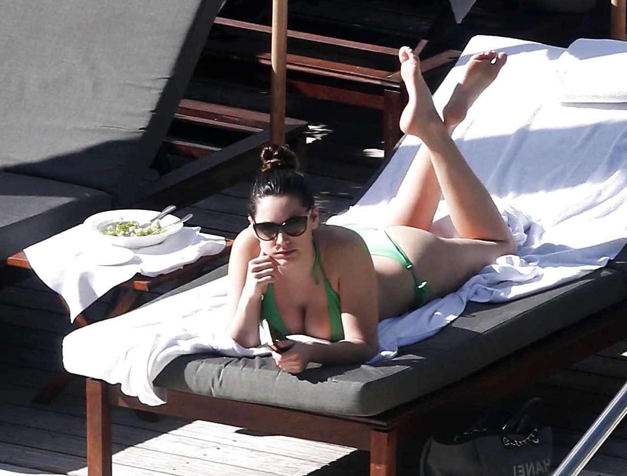 16P Kelly Brook exposing sexy body and nipples slip in bikini