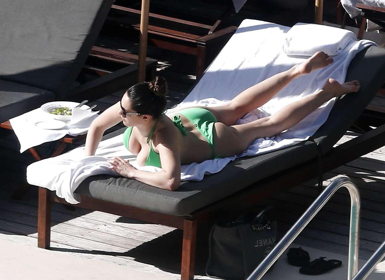 16P Kelly Brook exposing sexy body and nipples slip in bikini
