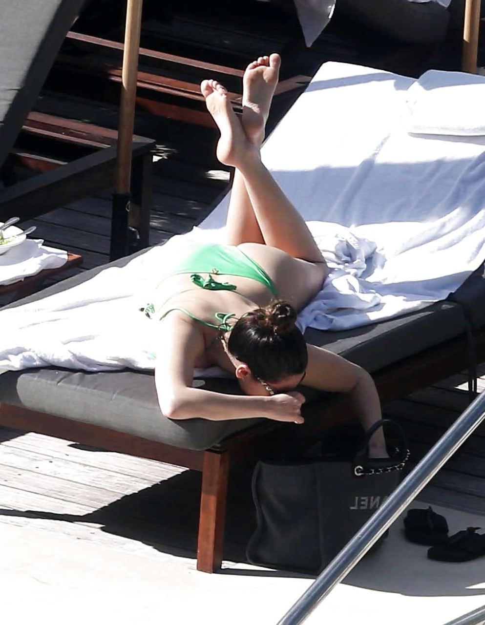 16P Kelly Brook exposing sexy body and nipples slip in bikini