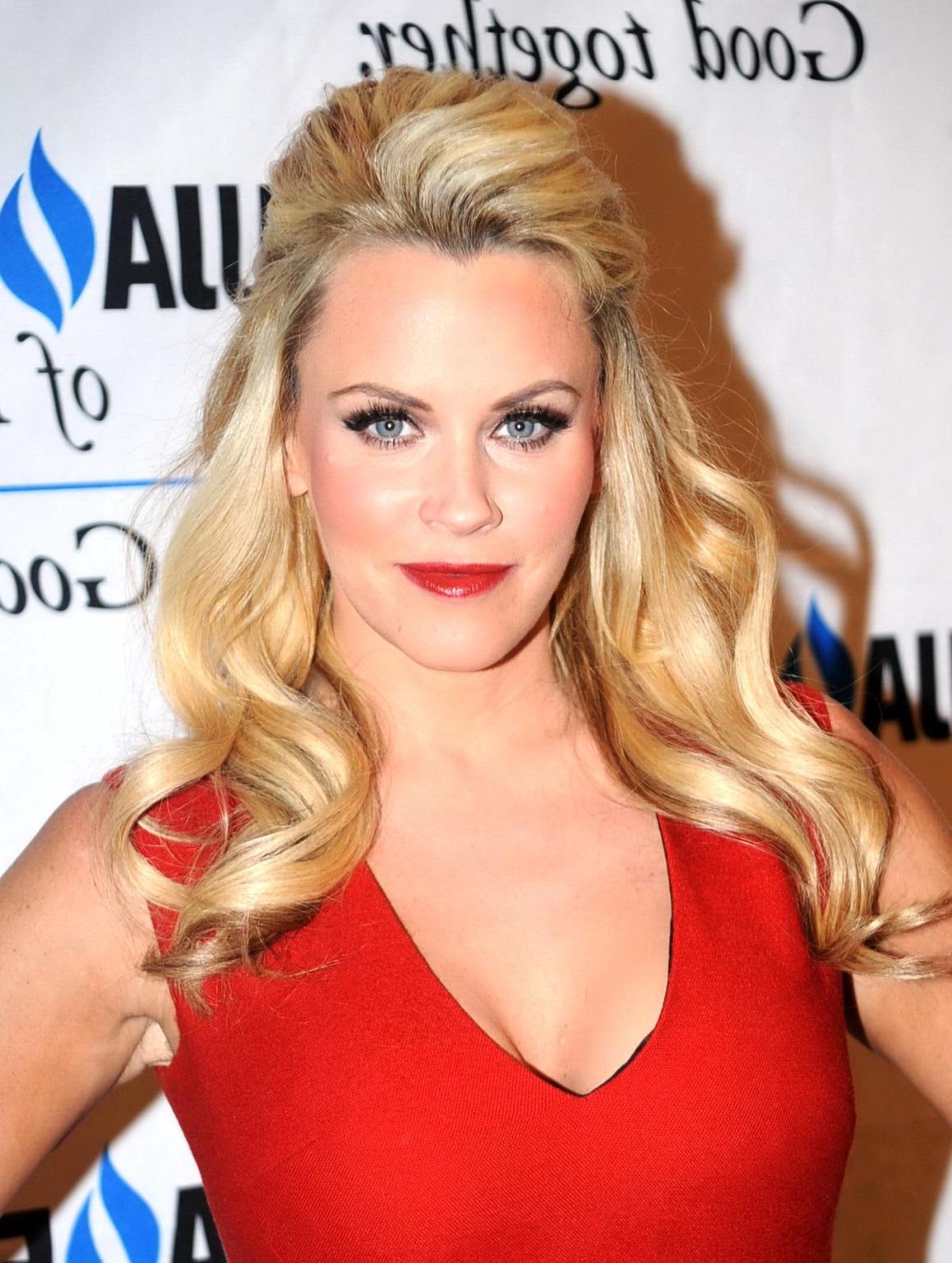 16P Jenny McCarthy showing cleavage at the UJA-Federation of NY Entertainment Media 