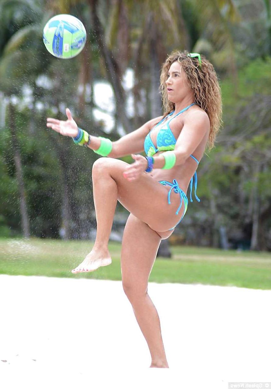 16P Jennifer Nicole Lee bikini slip revealing pubes and a nipple