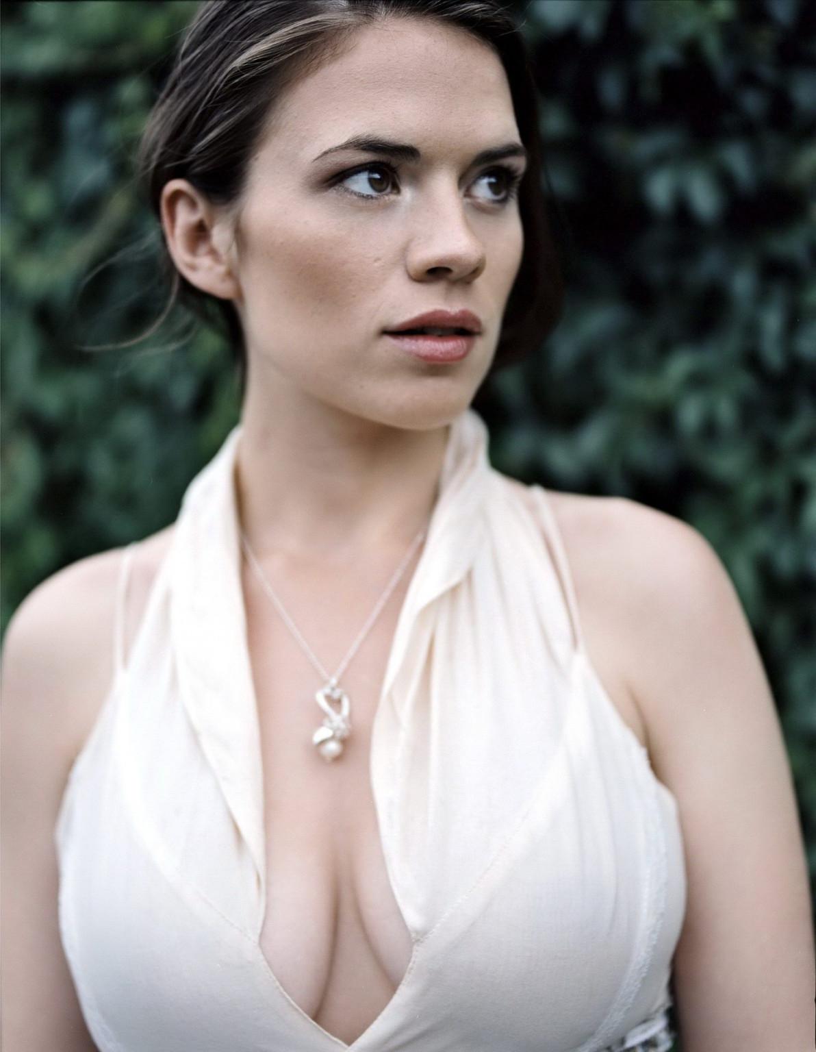 16P Hayley Atwell huge cleavage photoshoot taken in Perou back in 2007
