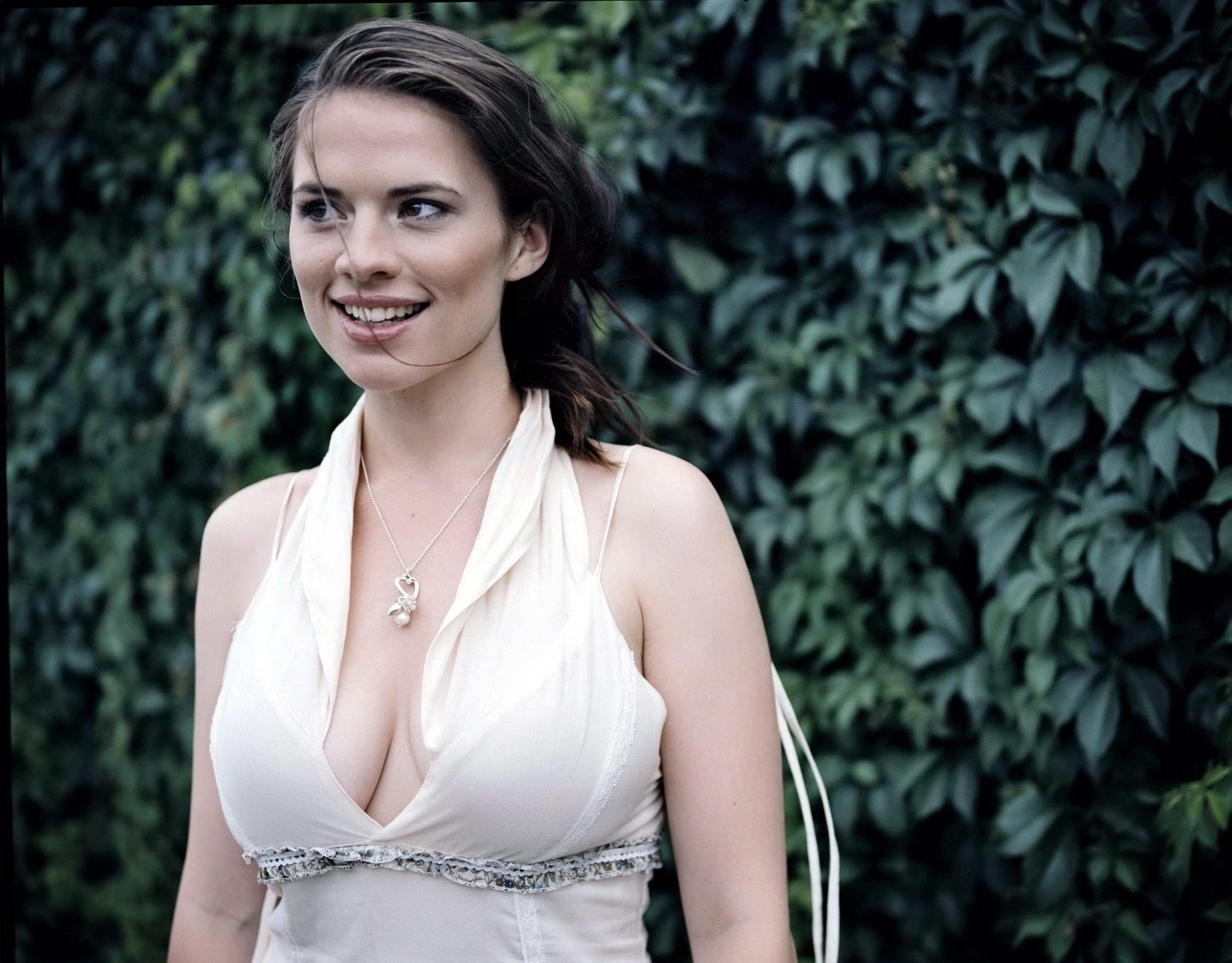 16P Hayley Atwell huge cleavage photoshoot taken in Perou back in 2007