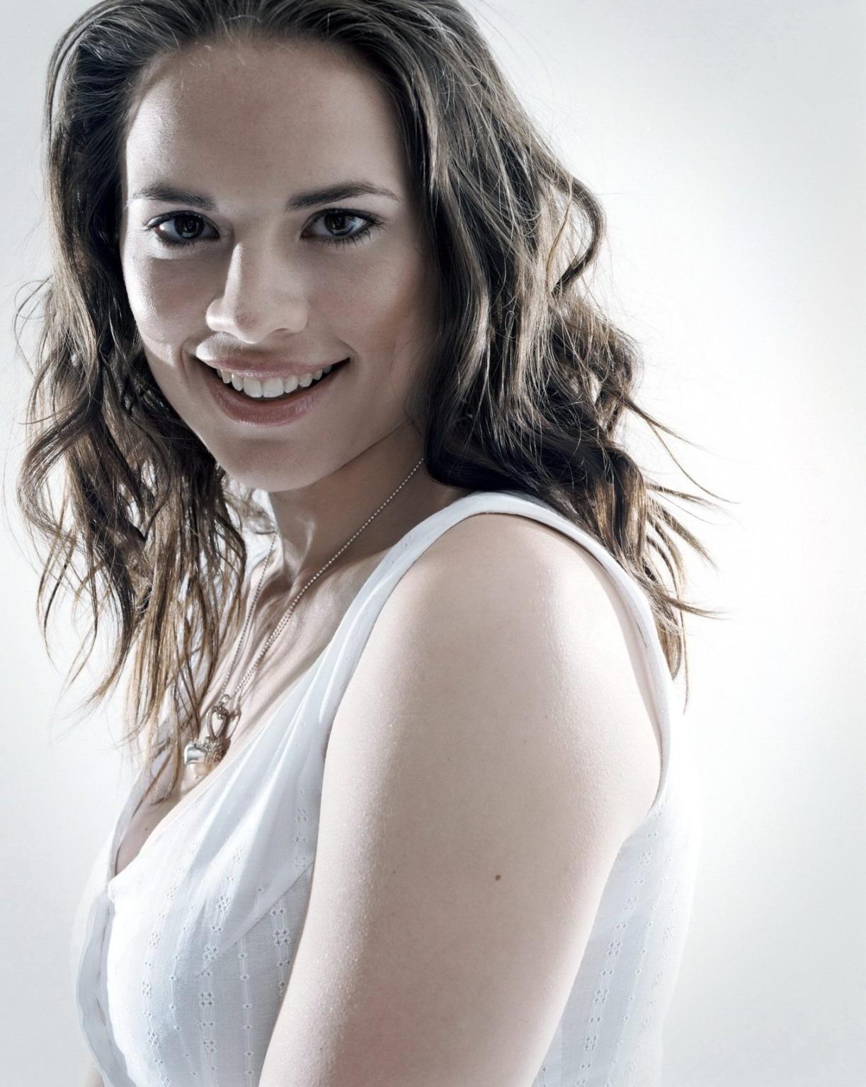 16P Hayley Atwell huge cleavage photoshoot taken in Perou back in 2007