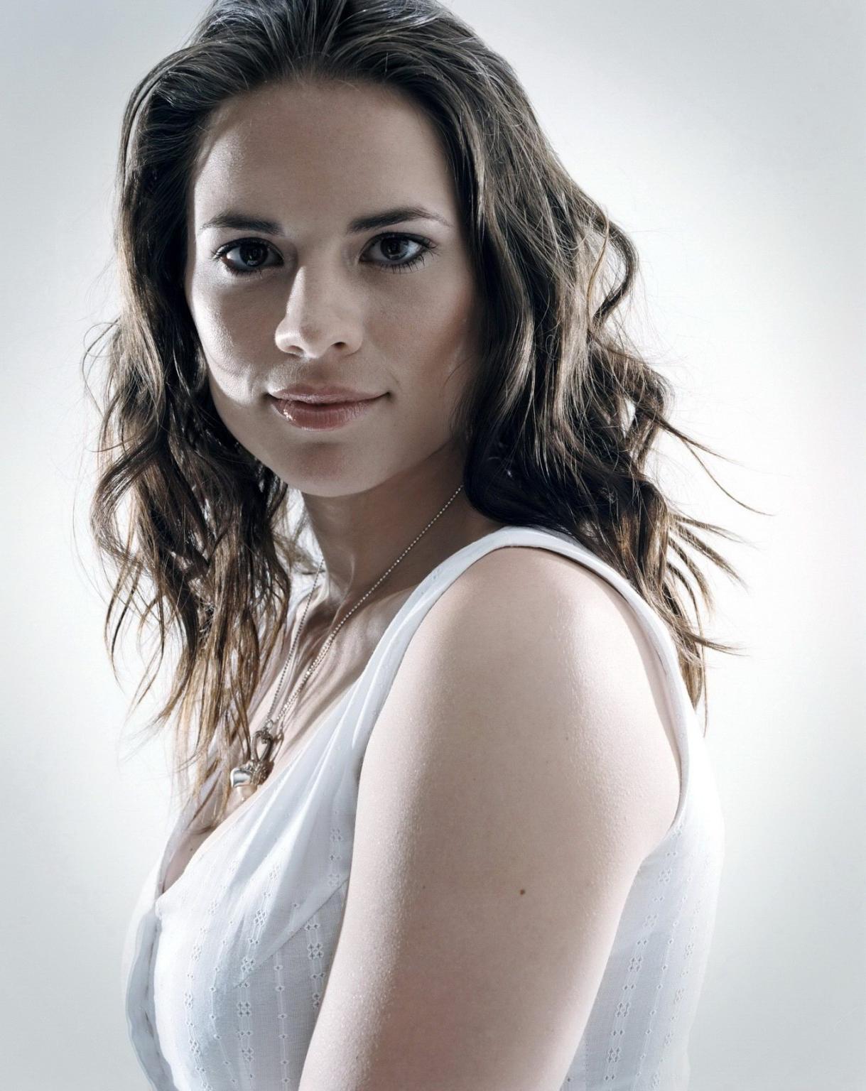 16P Hayley Atwell huge cleavage photoshoot taken in Perou back in 2007