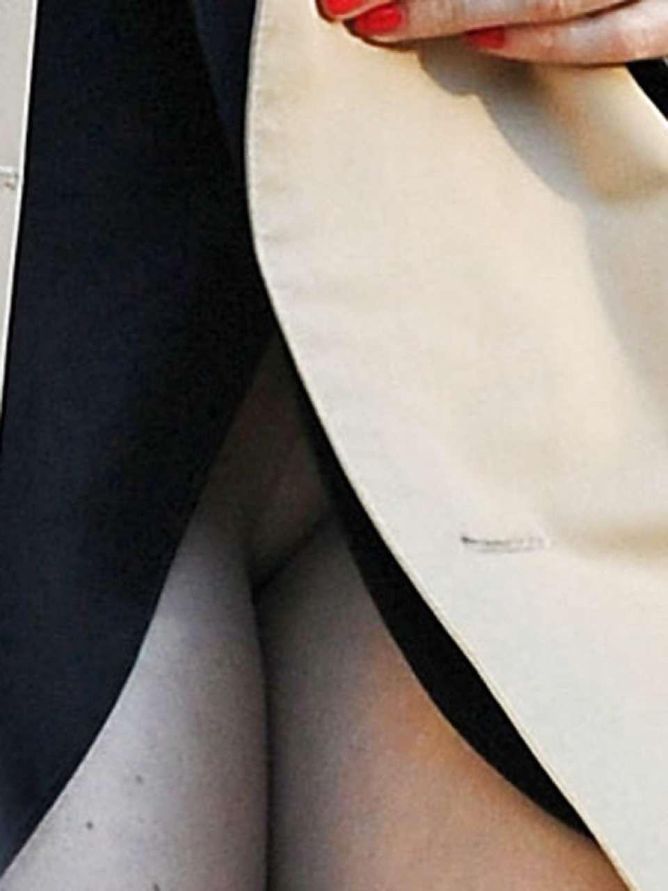 16P Amy Adams shows pussy slip and huge cleavage in dress