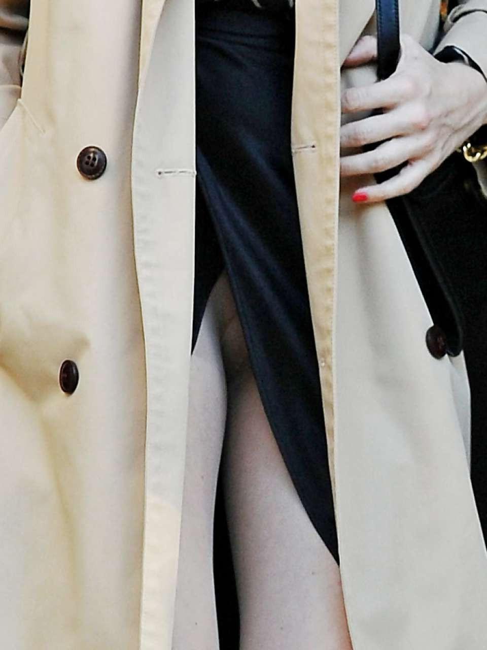 16P Amy Adams shows pussy slip and huge cleavage in dress