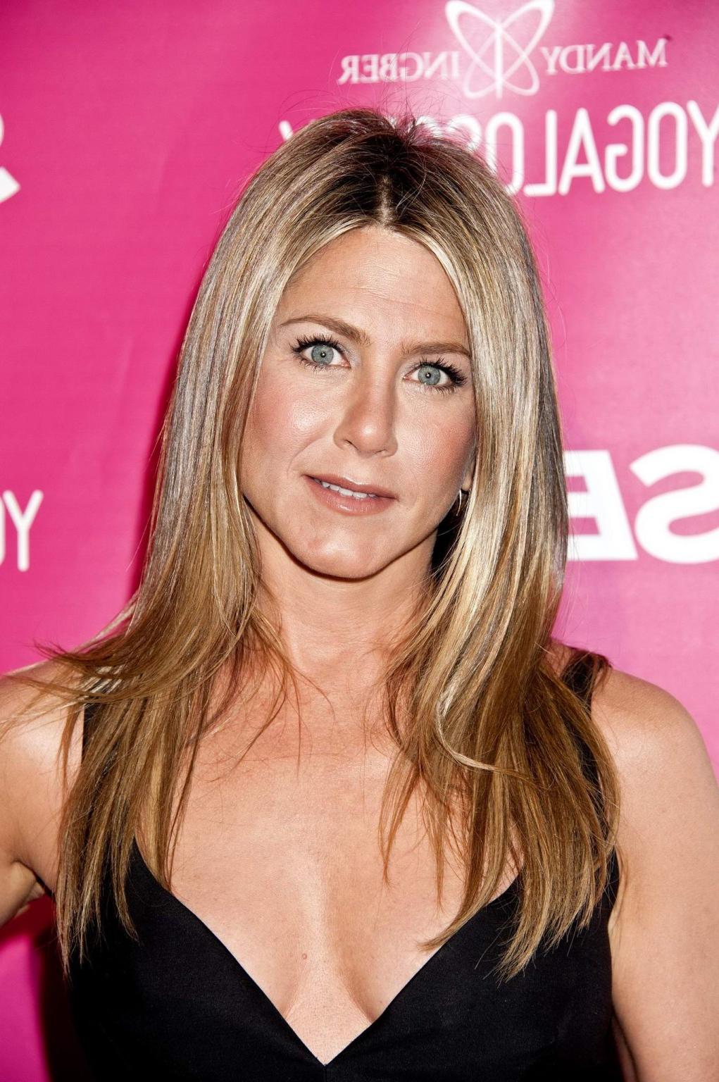 16P Jennifer Aniston showing cleavage at the Yogalosophy book launch in LA