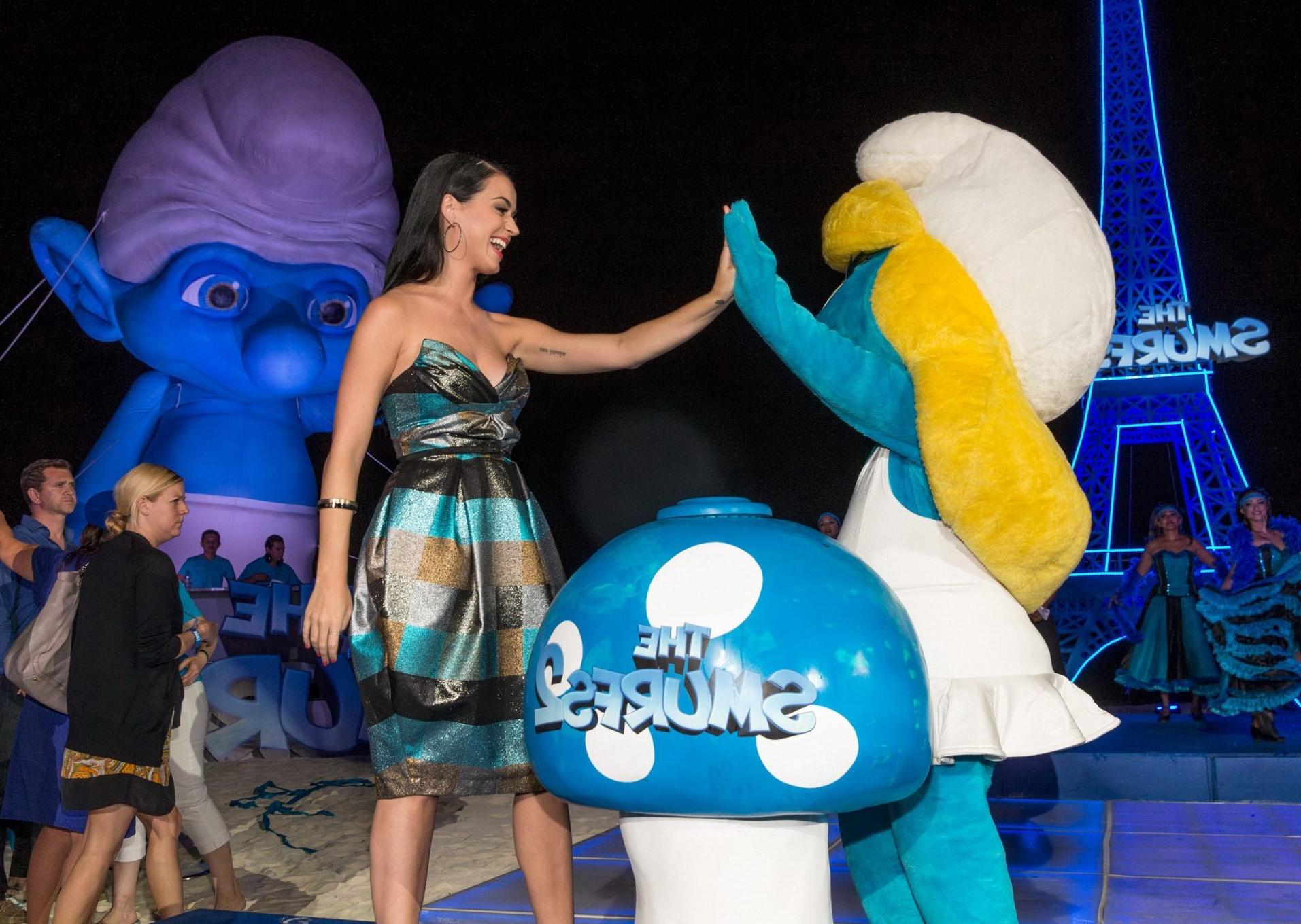 16P Katy Perry showing big cleavage in a hot strapless dress at The Smurfs 2 party a