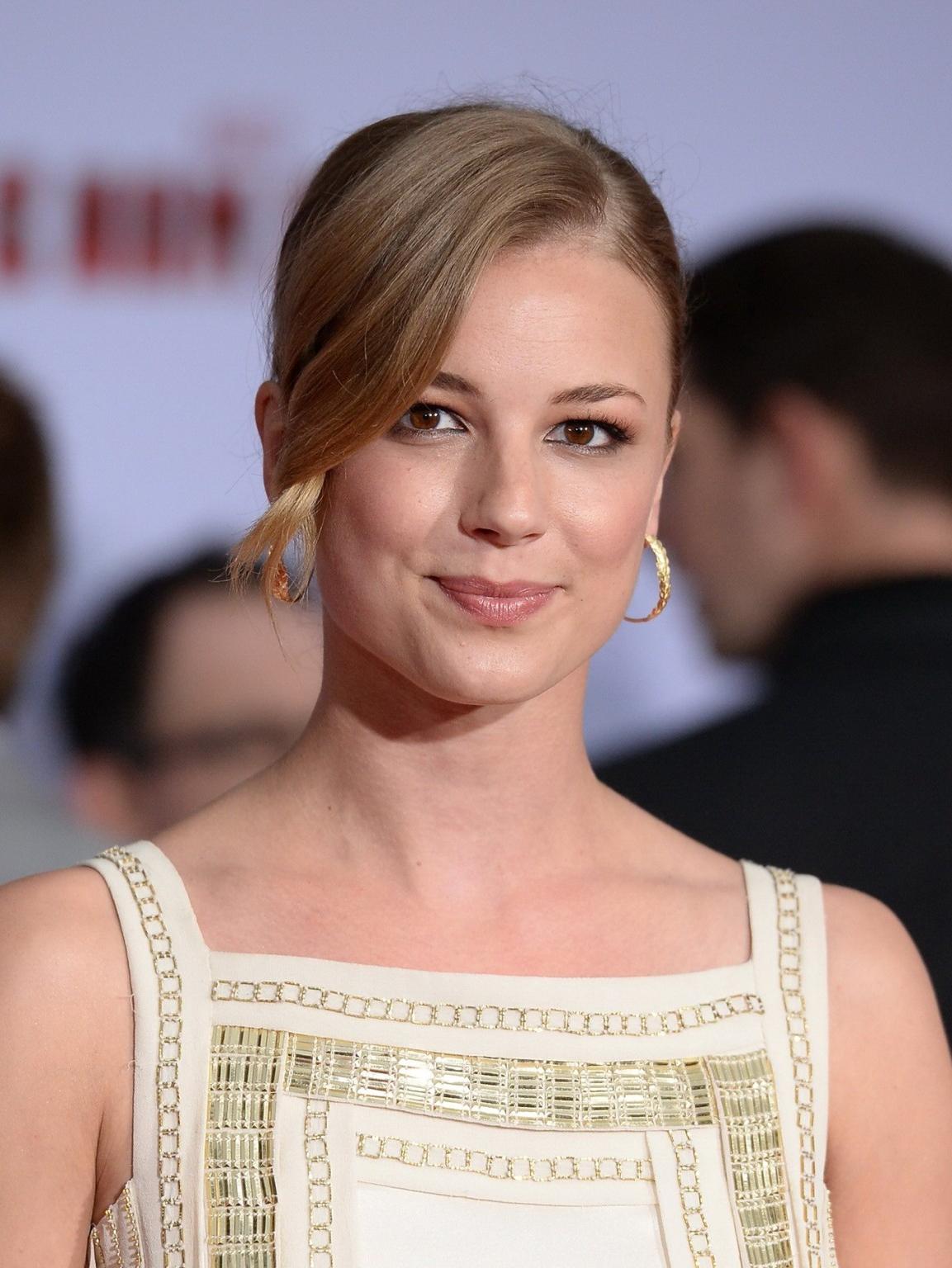 9P Emily Vancamp leggy wearing retro mini dress at the Iron Man 3 LA premiere