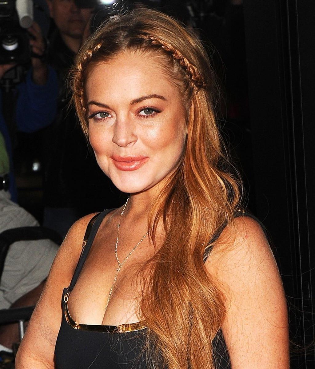 16P Lindsay Lohan showing huge cleavage at the 'Scary Movie 5' premiere in Hollywood