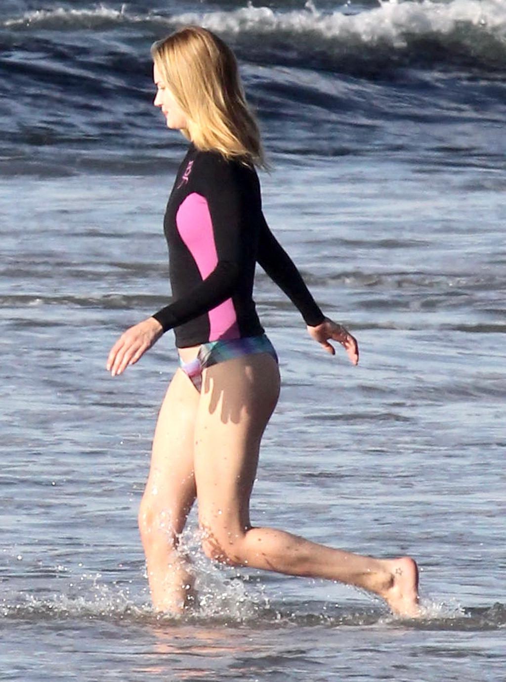 16P Rosie Huntington-Whiteley shows off her ass in bikini bottom while playing with 