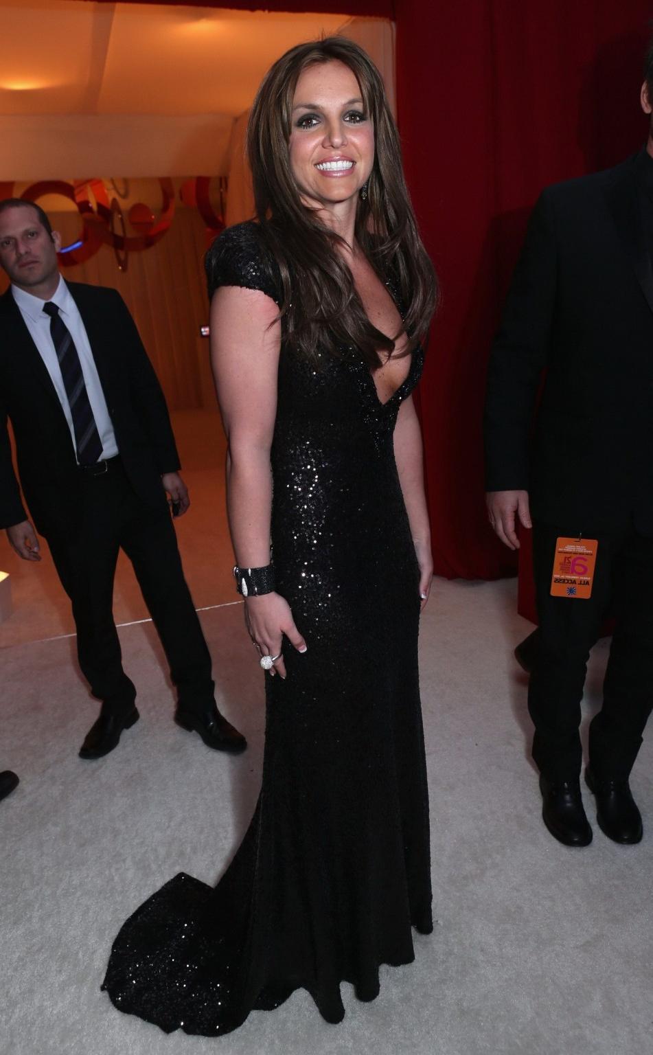 10P Britney Spears braless showing cleavage at 21st Annual Elton John AIDS Foundatio