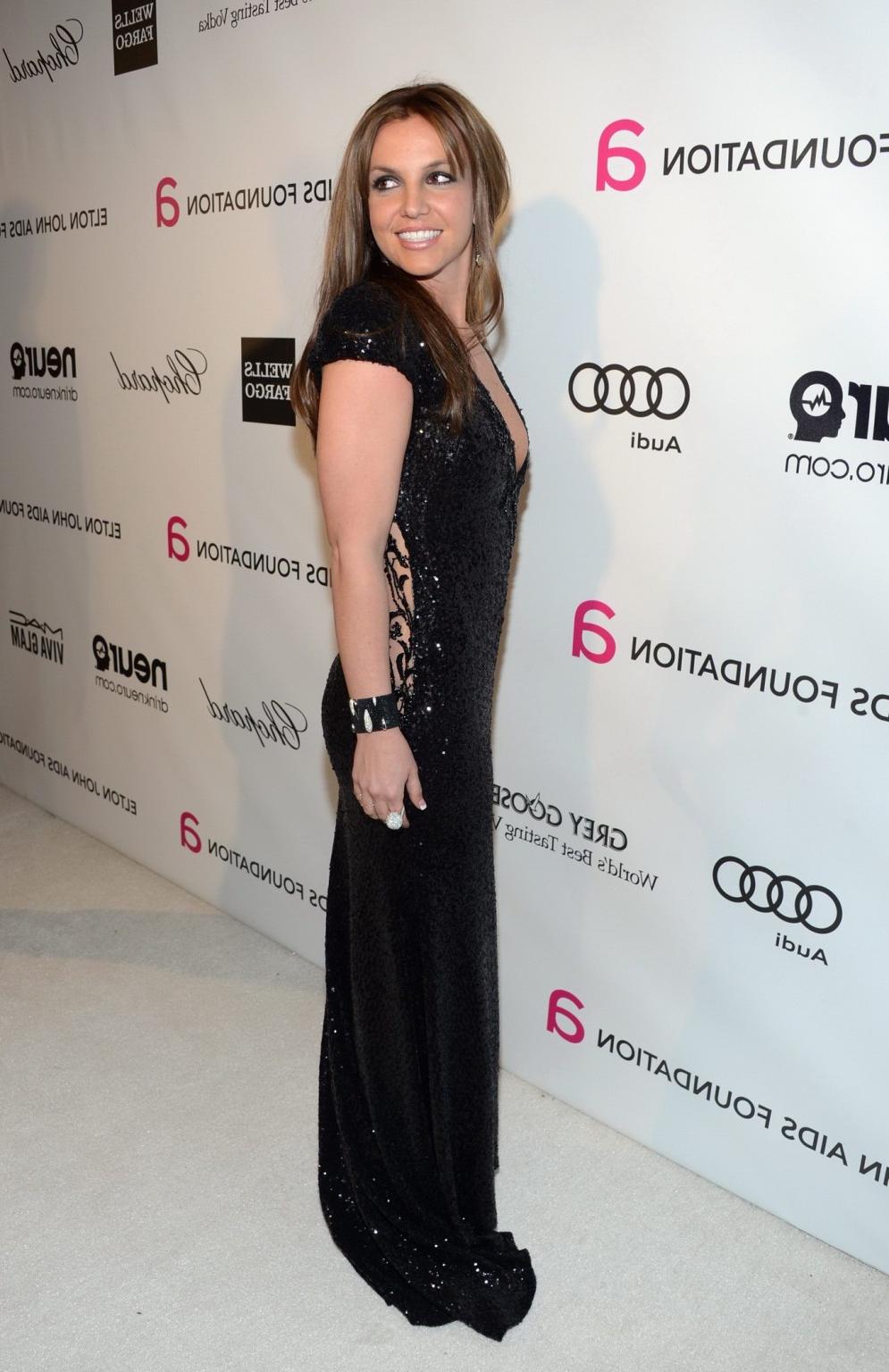 10P Britney Spears braless showing cleavage at 21st Annual Elton John AIDS Foundatio