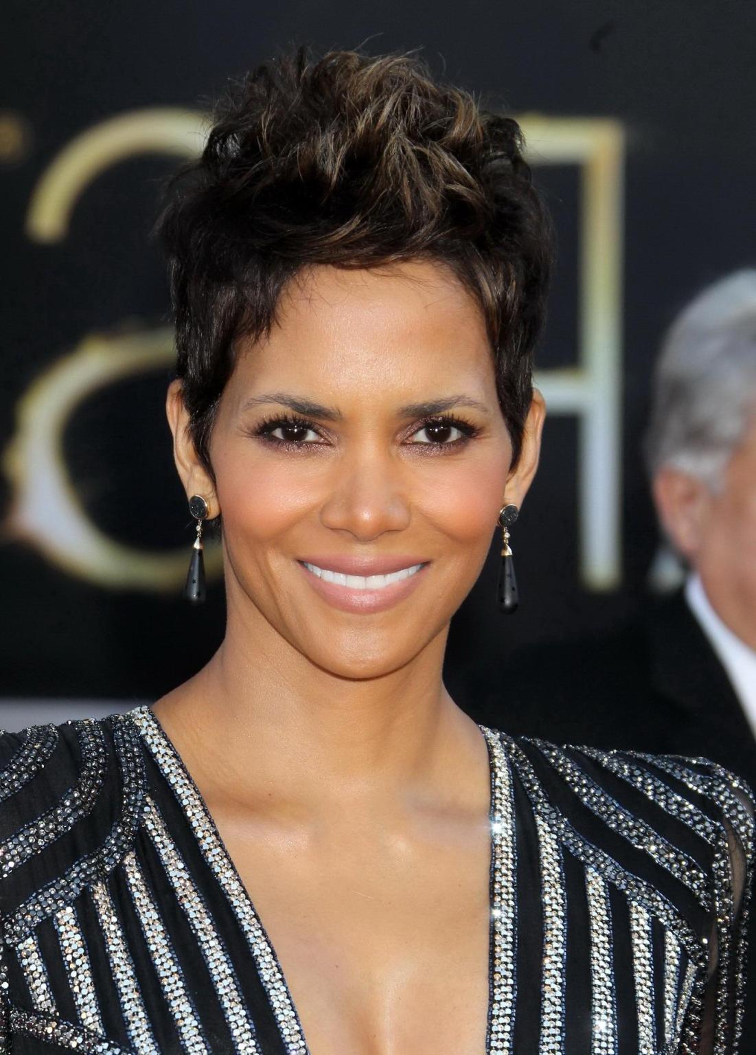 10P Busty Halle Berry showing cleavage at the 85th Oscars and Vanity Fair Oscar Part