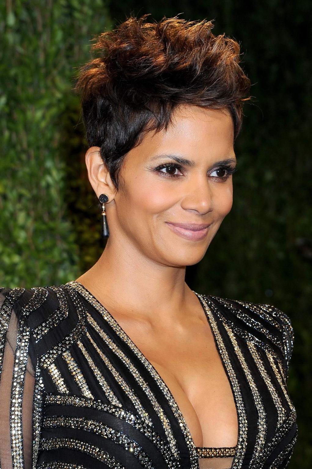 10P Busty Halle Berry showing cleavage at the 85th Oscars and Vanity Fair Oscar Part