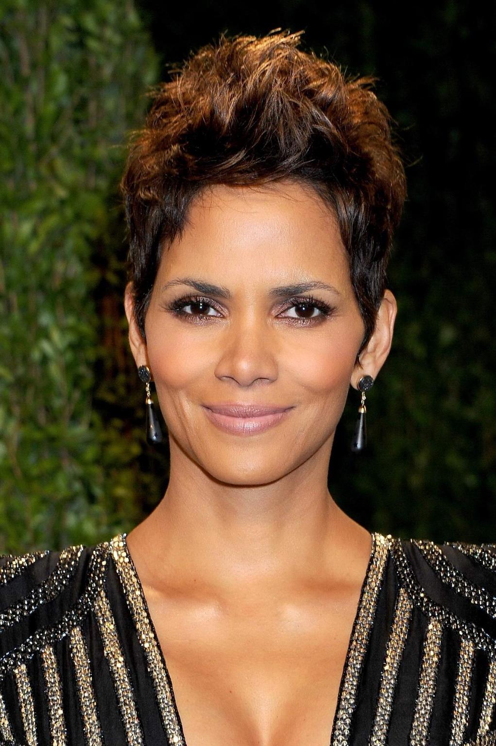 10P Busty Halle Berry showing cleavage at the 85th Oscars and Vanity Fair Oscar Part