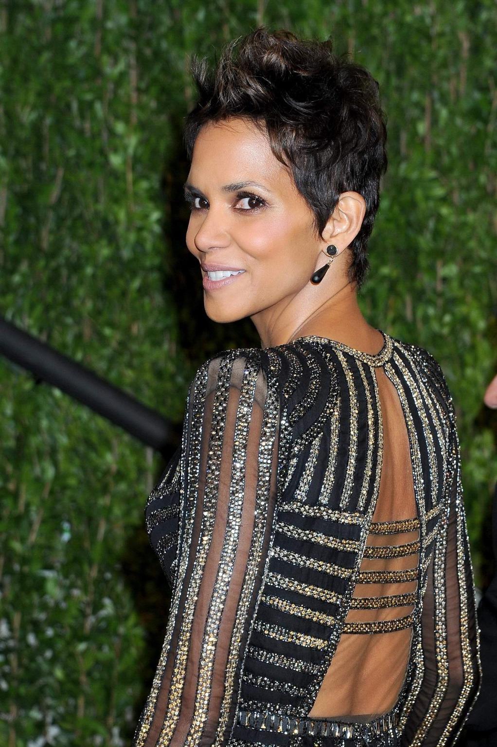 10P Busty Halle Berry showing cleavage at the 85th Oscars and Vanity Fair Oscar Part
