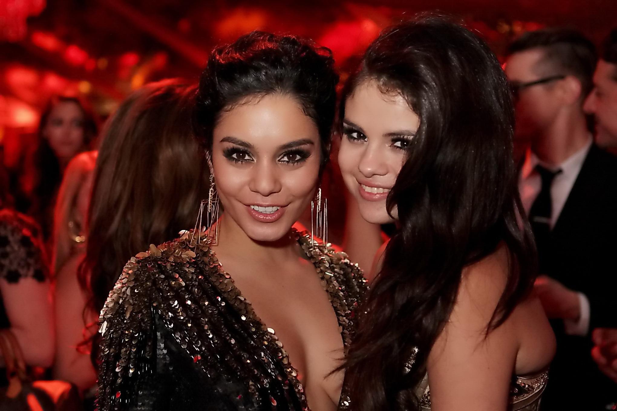 10P Vanessa Hudgens with her hot friends showing huge cleavage at Warner Bros InStyl