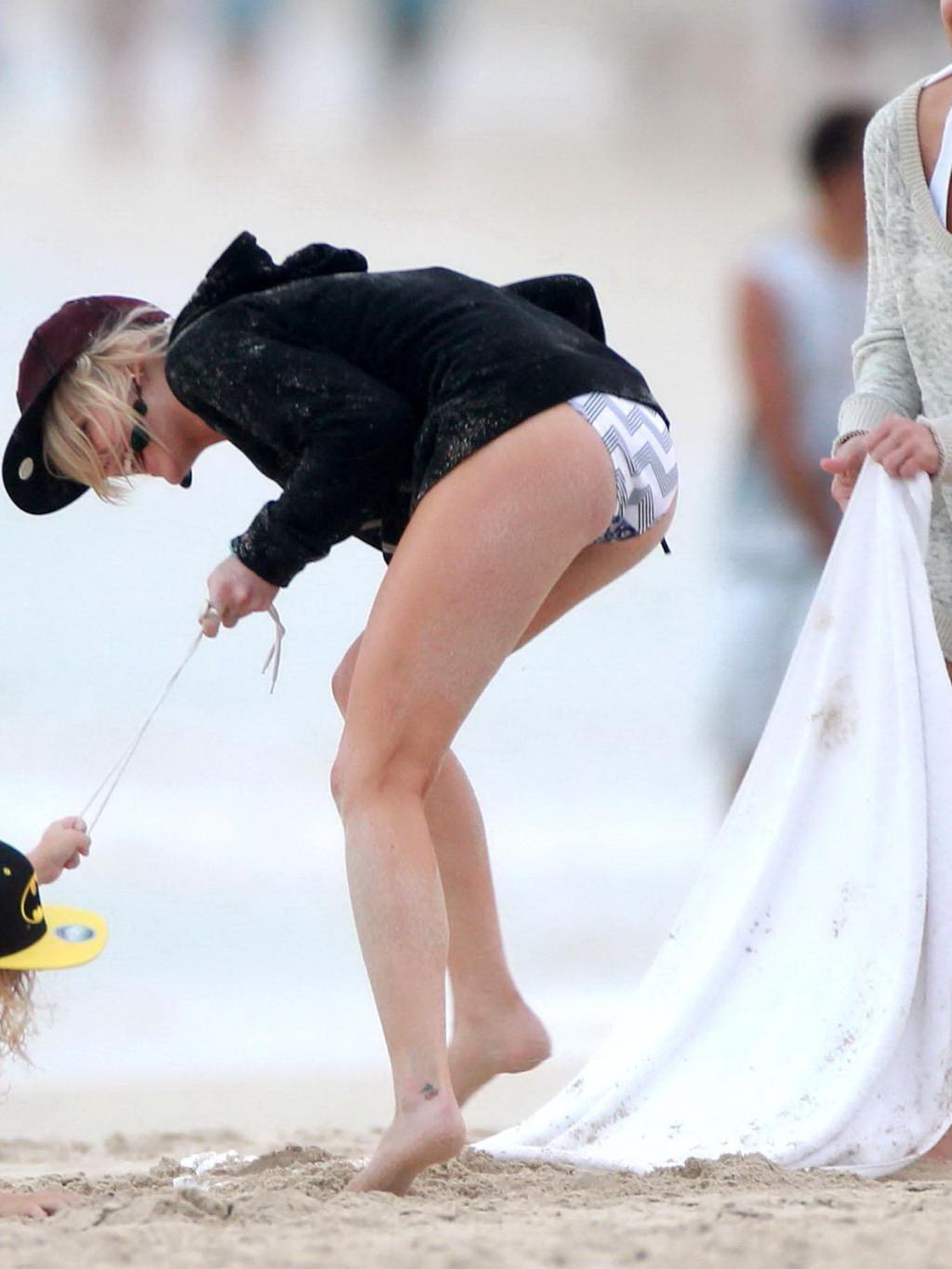 10P Ashlee Simpson shows off her ass wearing a bikini bottom on a beach in Hawaii