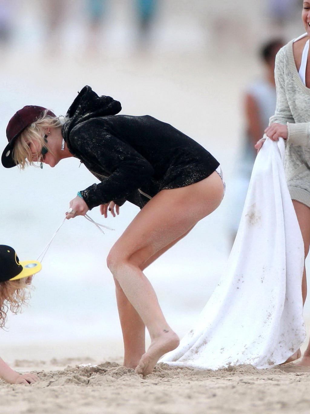 10P Ashlee Simpson shows off her ass wearing a bikini bottom on a beach in Hawaii