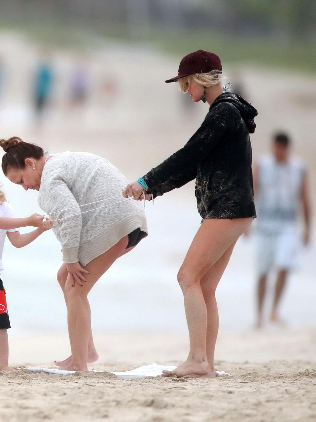 10P Ashlee Simpson shows off her ass wearing a bikini bottom on a beach in Hawaii