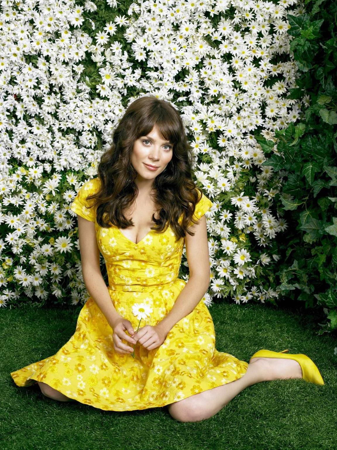 10P Anna Friel showing cleavage in 'Pushing Daisies' promoshoot