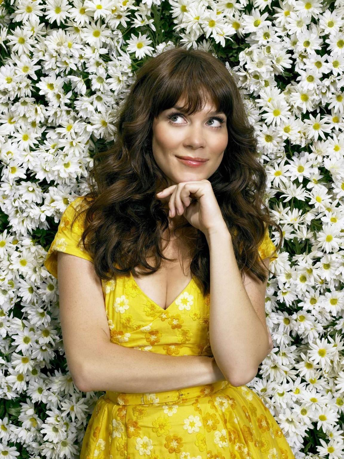 10P Anna Friel showing cleavage in 'Pushing Daisies' promoshoot