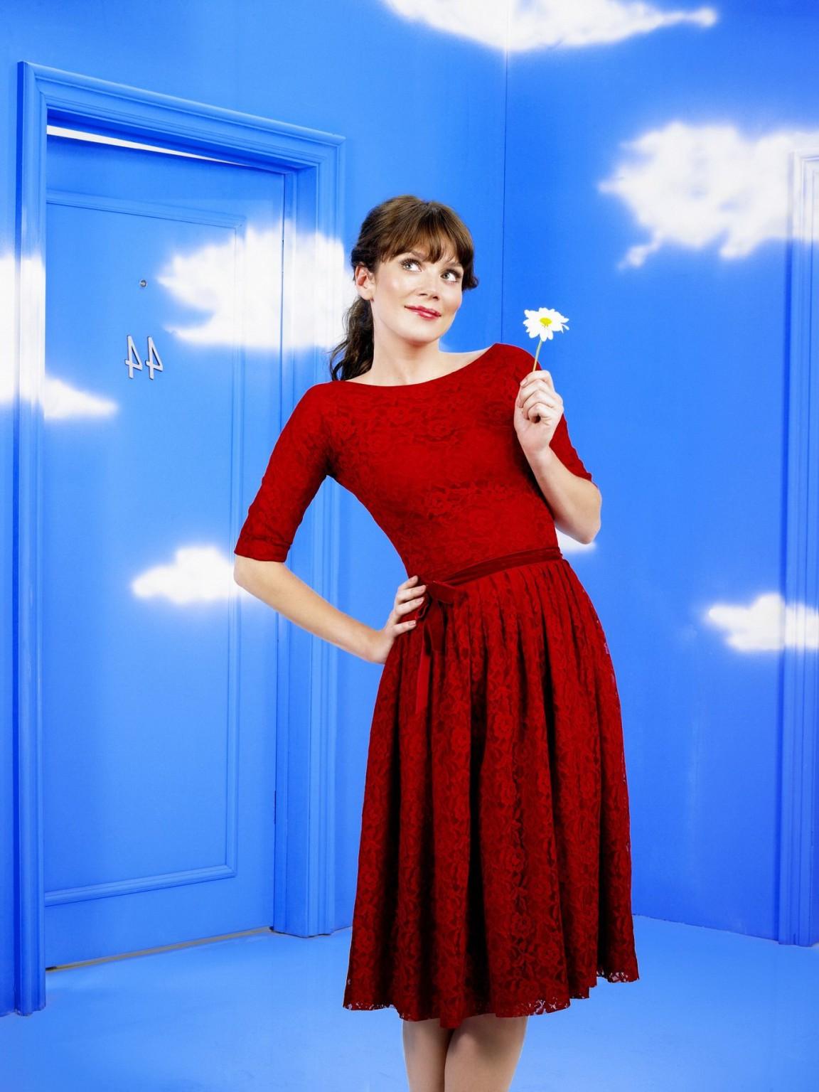 10P Anna Friel showing cleavage in 'Pushing Daisies' promoshoot