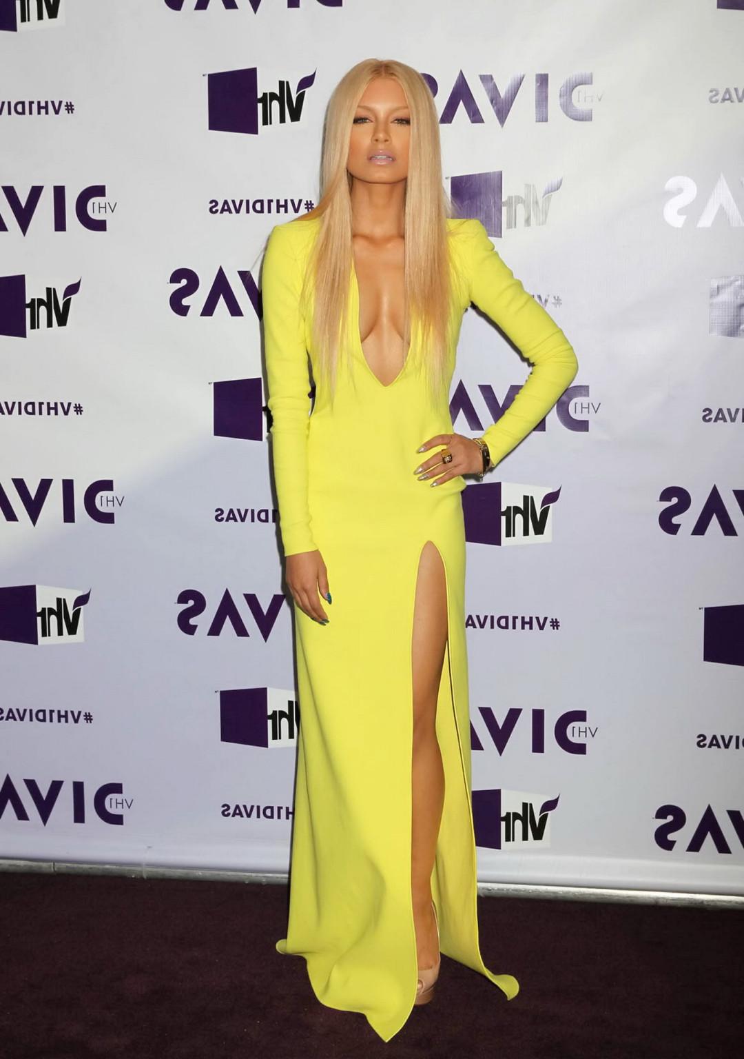 10P Havana Brown showing huge cleavage in a high slit yellow dress at 2012 VH1 Divas