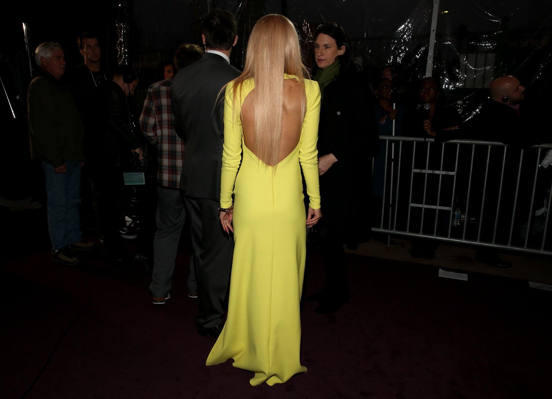 10P Havana Brown showing huge cleavage in a high slit yellow dress at 2012 VH1 Divas