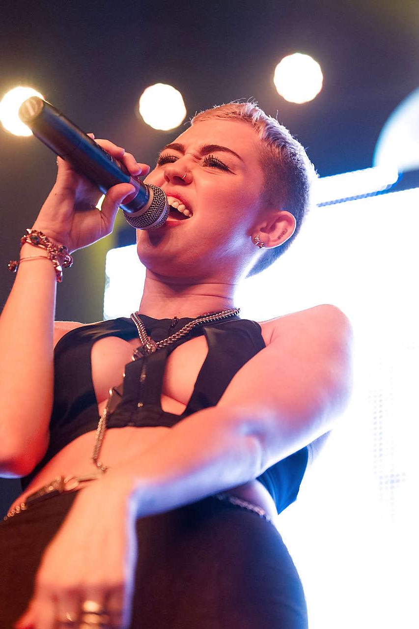 8P Miley Cyrus performing and showing huge cleavage on stage