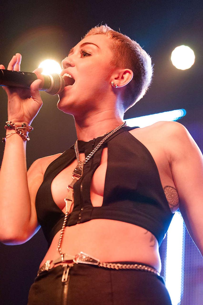 8P Miley Cyrus performing and showing huge cleavage on stage