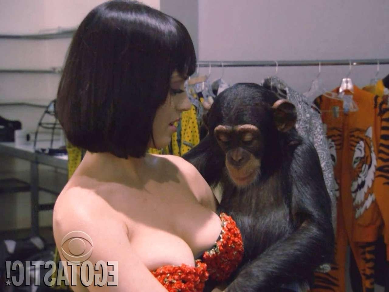 10P Katy Perry exposing her sexy body and huge cleavage