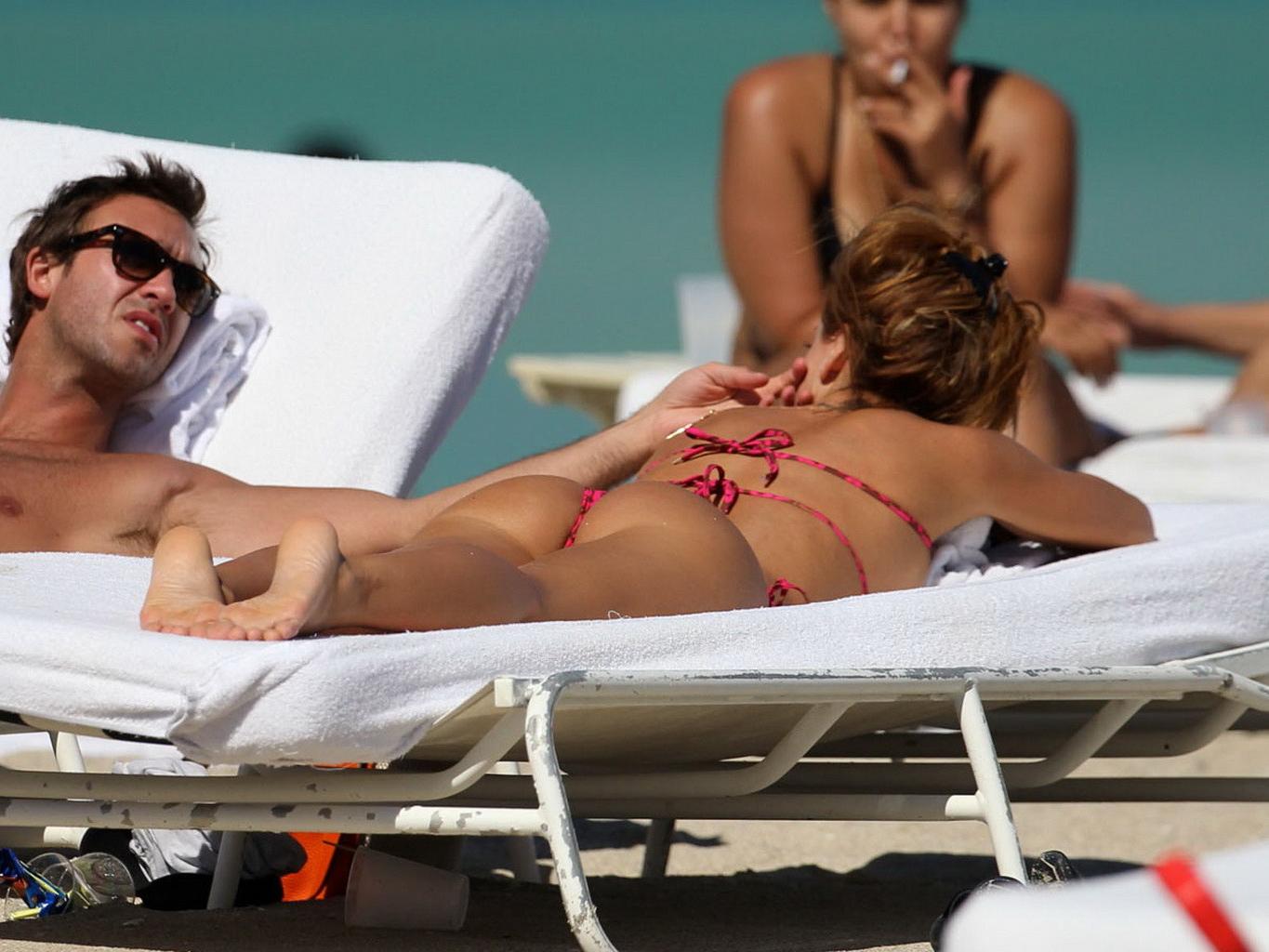 10P Jessica Cirio hot bikini nipple slip on the beach in Miami