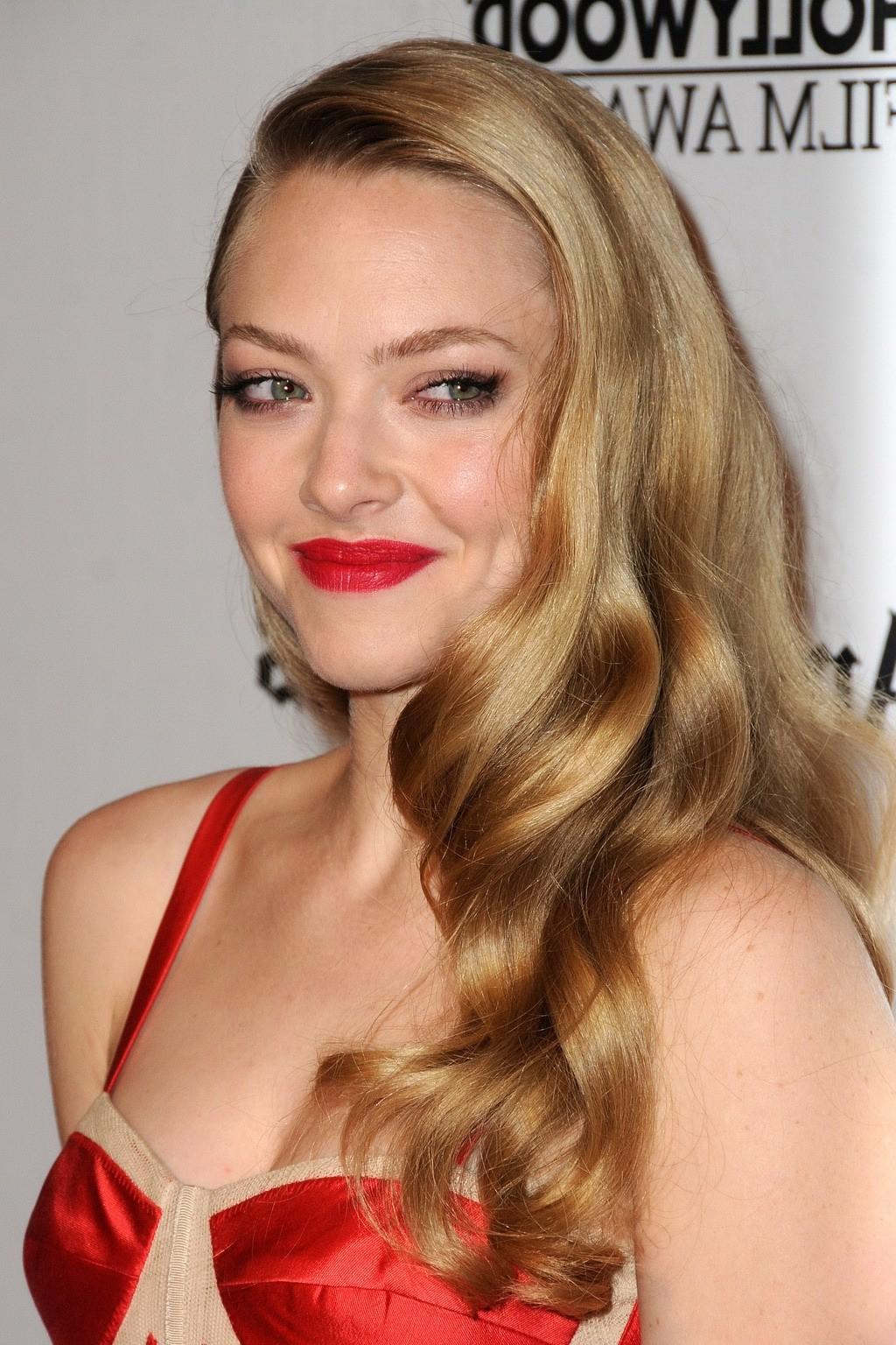 10P Amanda Seyfried showing big cleavage in a short low cut red dress at 16th annual