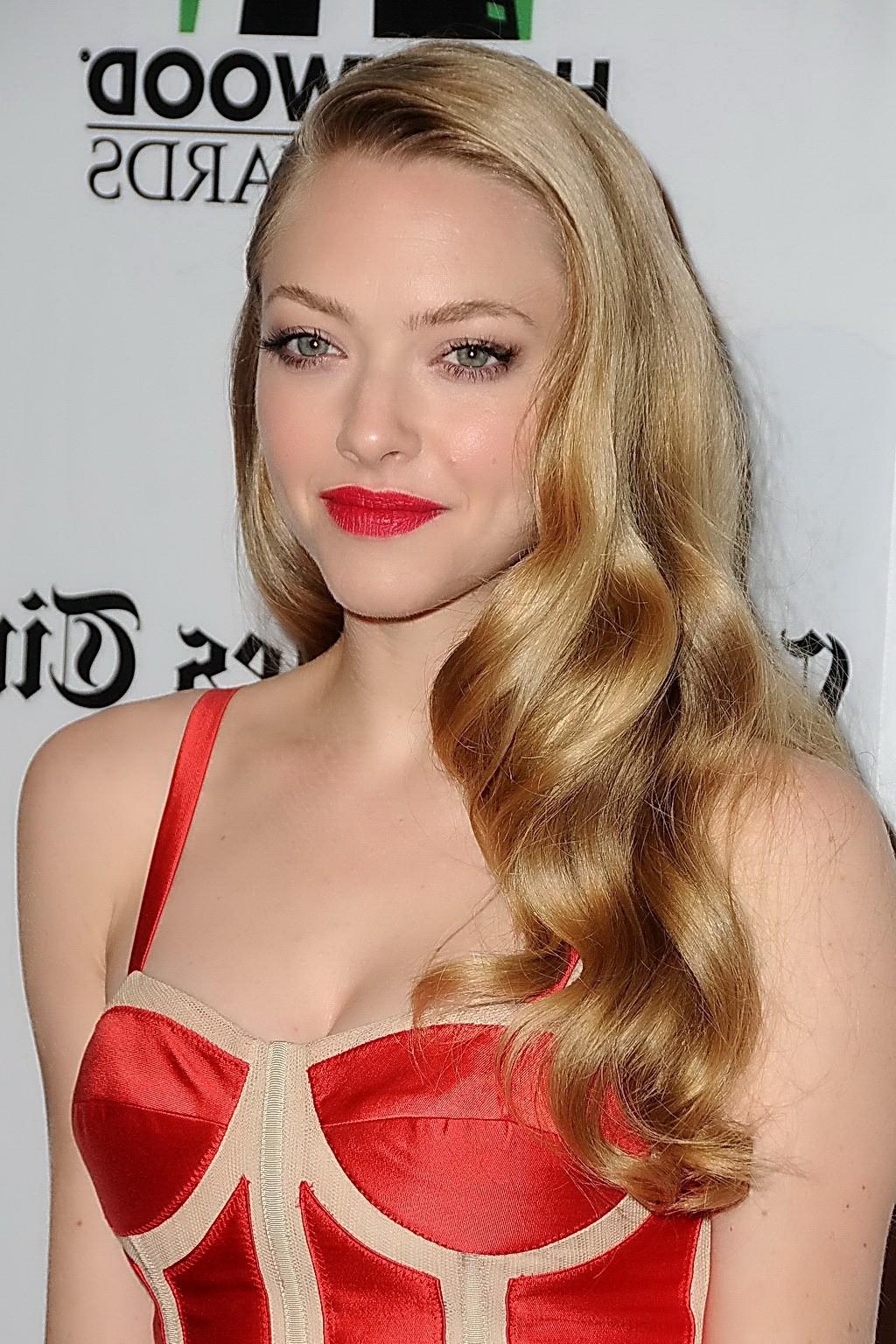 10P Amanda Seyfried showing big cleavage in a short low cut red dress at 16th annual