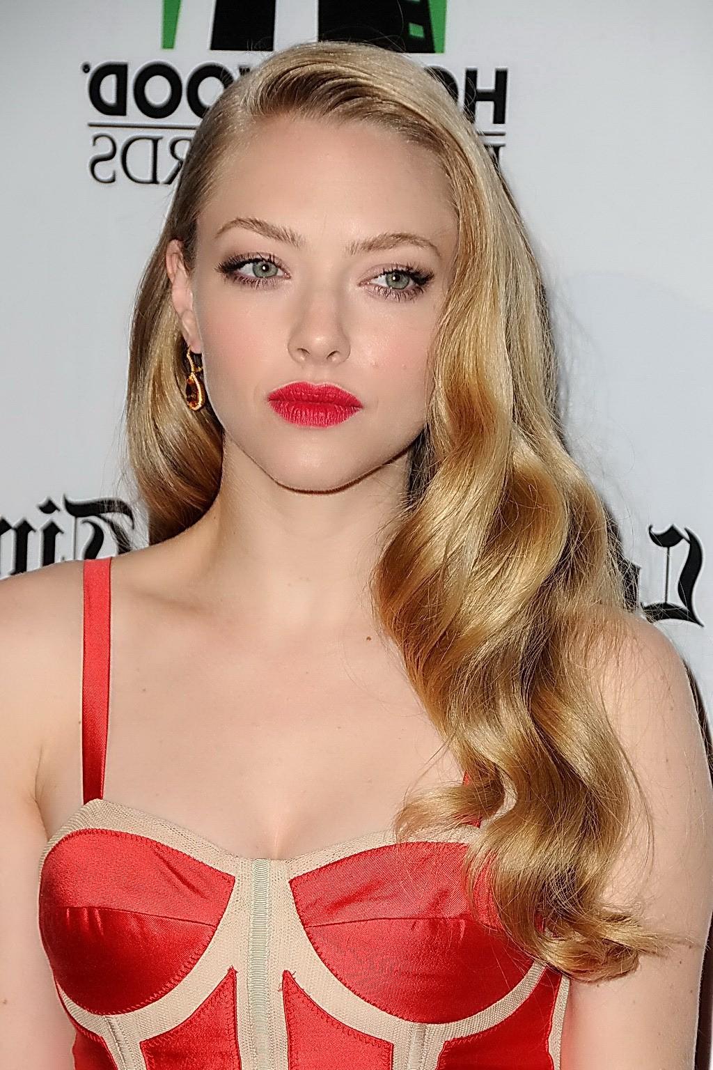 10P Amanda Seyfried showing big cleavage in a short low cut red dress at 16th annual
