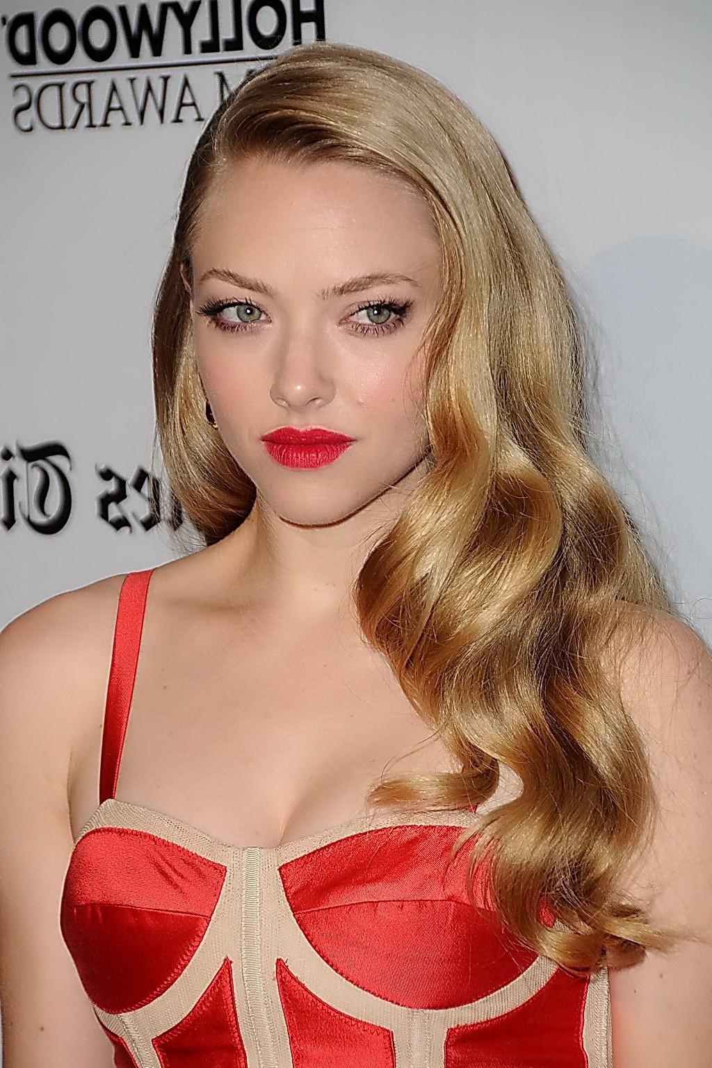 10P Amanda Seyfried showing big cleavage in a short low cut red dress at 16th annual