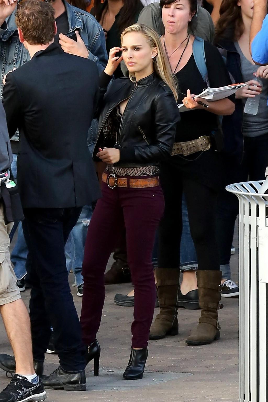 10P Natalie Portman showing huge cleavage on the set of a Terrence Malick film in Au