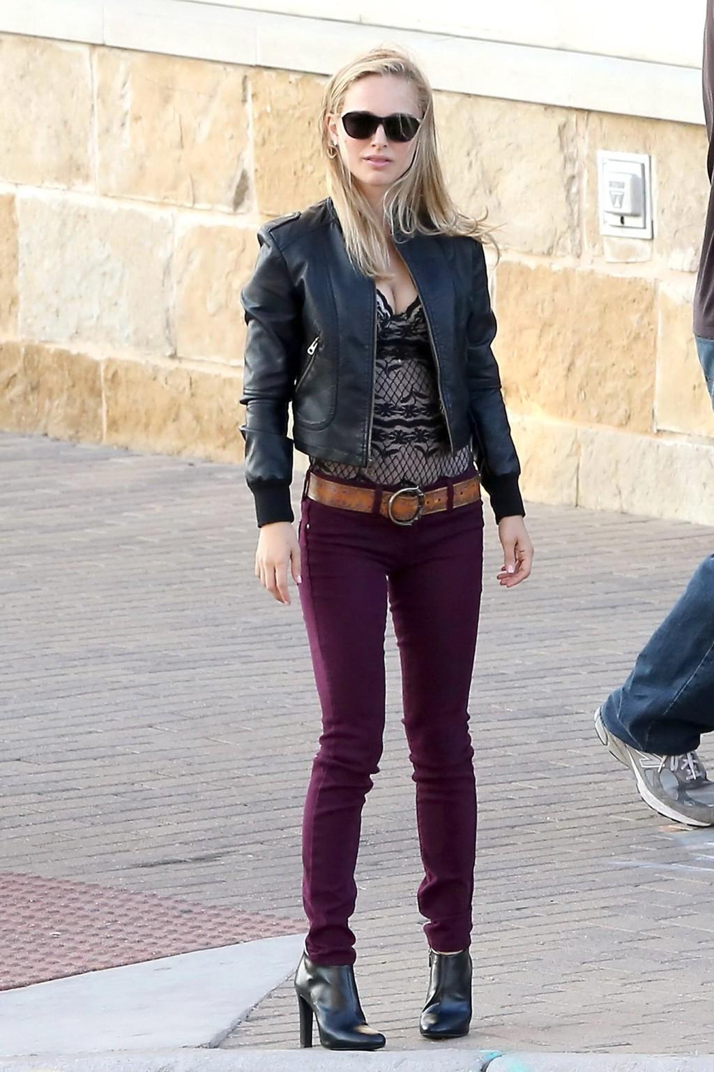 10P Natalie Portman showing huge cleavage on the set of a Terrence Malick film in Au
