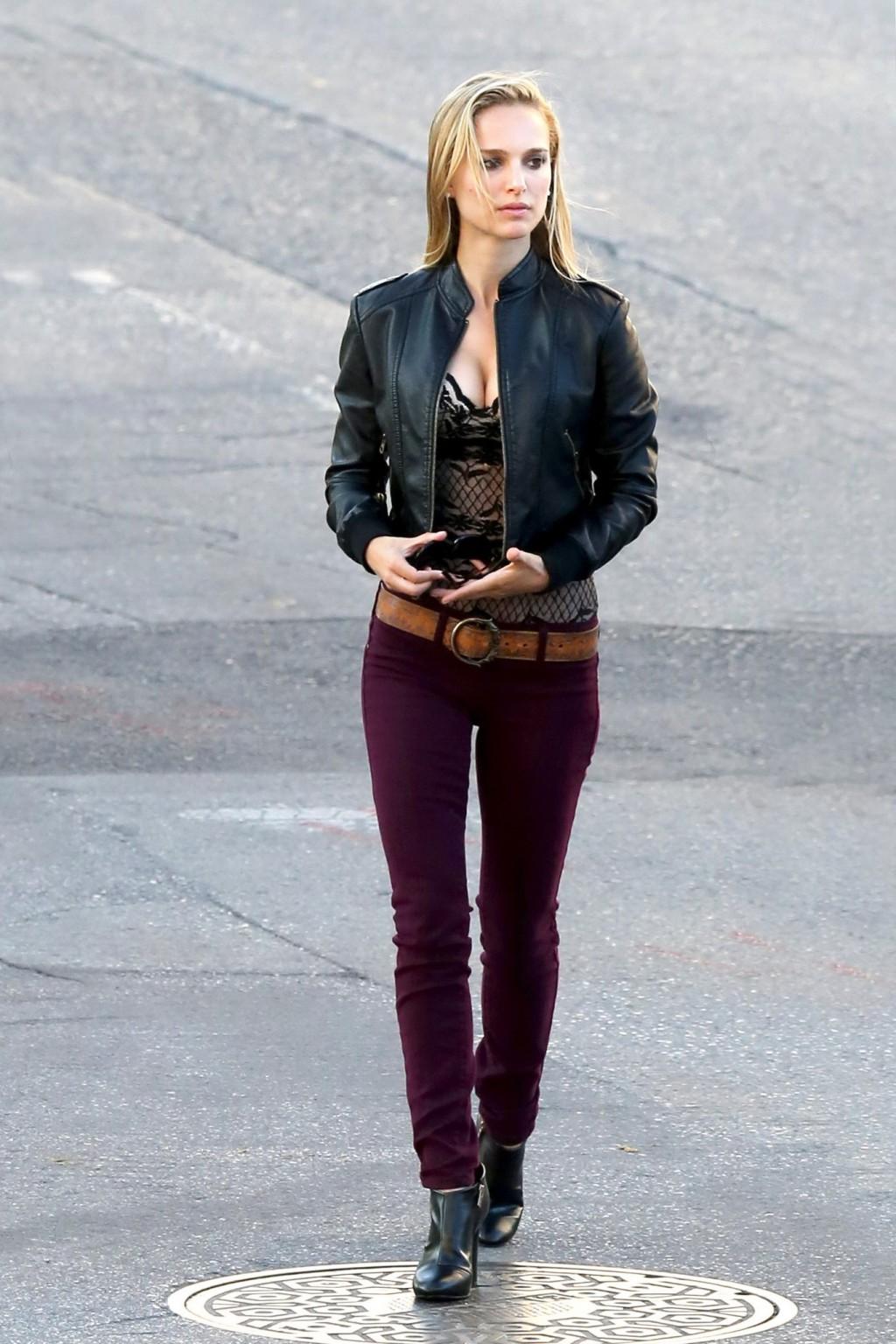 10P Natalie Portman showing huge cleavage on the set of a Terrence Malick film in Au