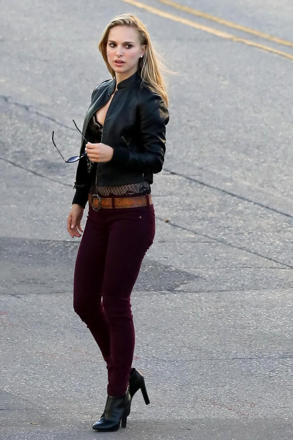 10P Natalie Portman showing huge cleavage on the set of a Terrence Malick film in Au