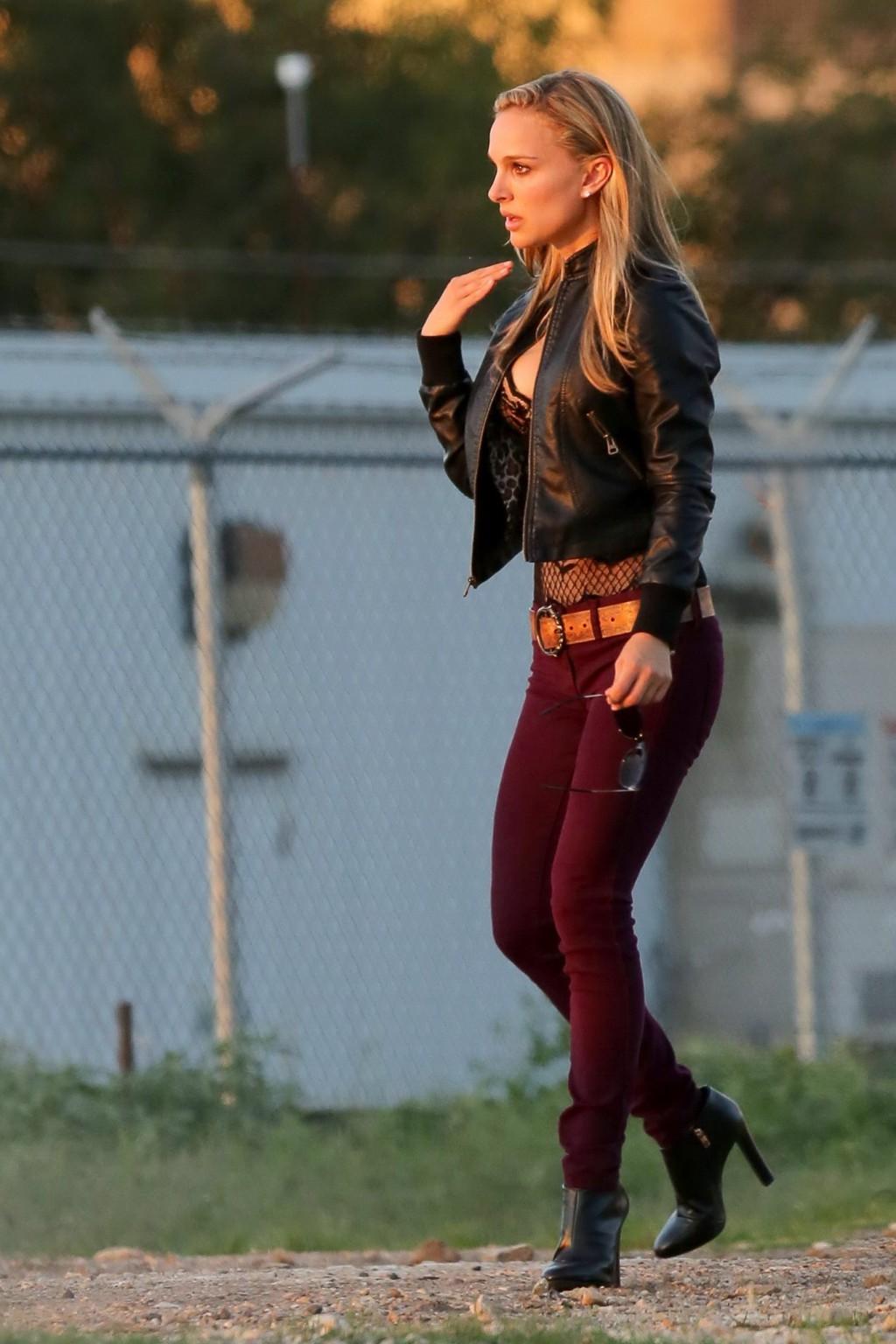 10P Natalie Portman showing huge cleavage on the set of a Terrence Malick film in Au
