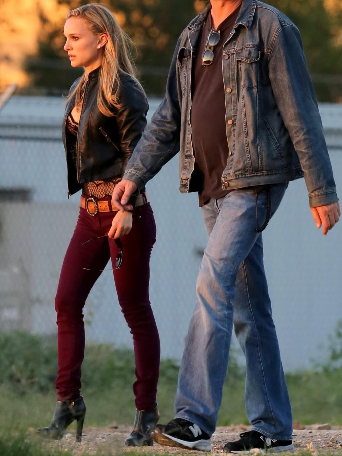 10P Natalie Portman showing huge cleavage on the set of a Terrence Malick film in Au