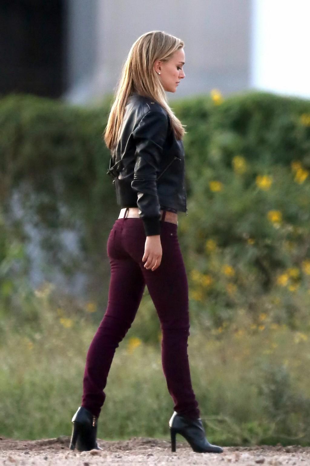 10P Natalie Portman showing huge cleavage on the set of a Terrence Malick film in Au
